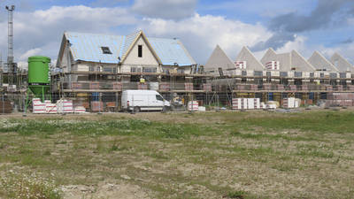 907067 Gezicht op de bouw van woningen in het noordwestelijk deel van de nieuwbouwbuurt Rijnvliet in de wijk Leidsche ...